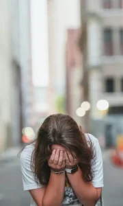 Personne se cachant le visage dans ses mains illustrant les peurs pendant une crise d'angoisse