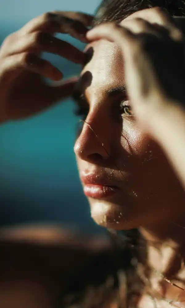 Comment arrêter une crise d'angoisse et s'attaquer à la vraie source ? Femme épuisée se tenant la tête illustrant le ras-le-bol et la fatigue liés aux attaques de panique