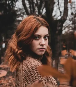 Femme au regard déterminé illustrant la reprise de contrôle sur les crises d'angoisse