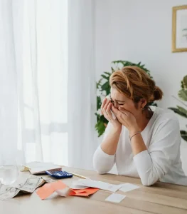 Femme la tête dans les mains illustrant les symptômes d'une crise d'angoisse