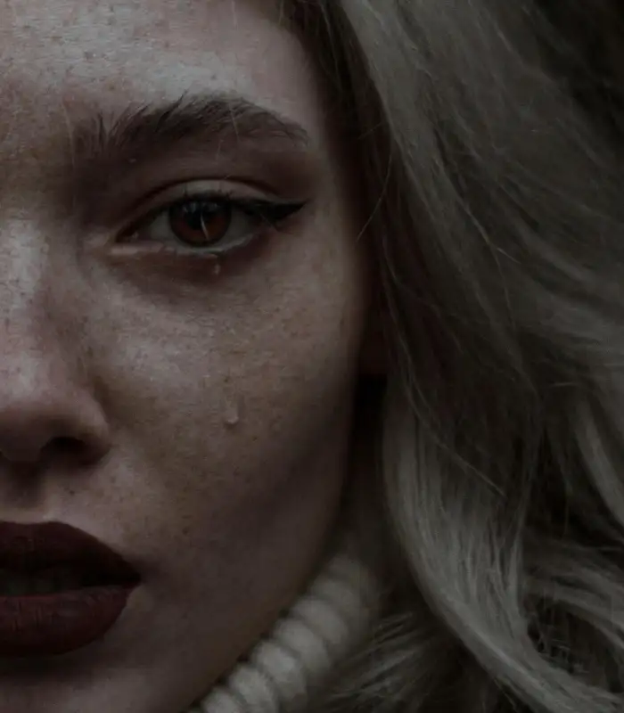 Femme en larmes illustrant l'épuisement causé par les crises d'angoisse répétées