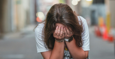 Personne se cachant le visage dans ses mains illustrant les peurs pendant une crise d'angoisse