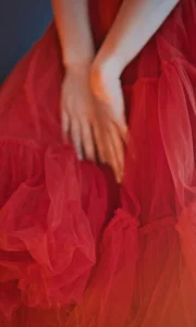 Détail d'une robe rouge, symbolisant la peur de rougir en public