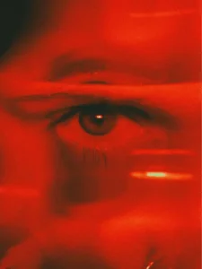 Gros plan rouge intense illustrant l'hypervigilance et l'anxiété liée à l'éreutophobie