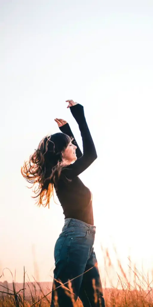 Femme qui danse illustrant la liberté retrouvée après un accompagnement pour l'anxiété et le stress