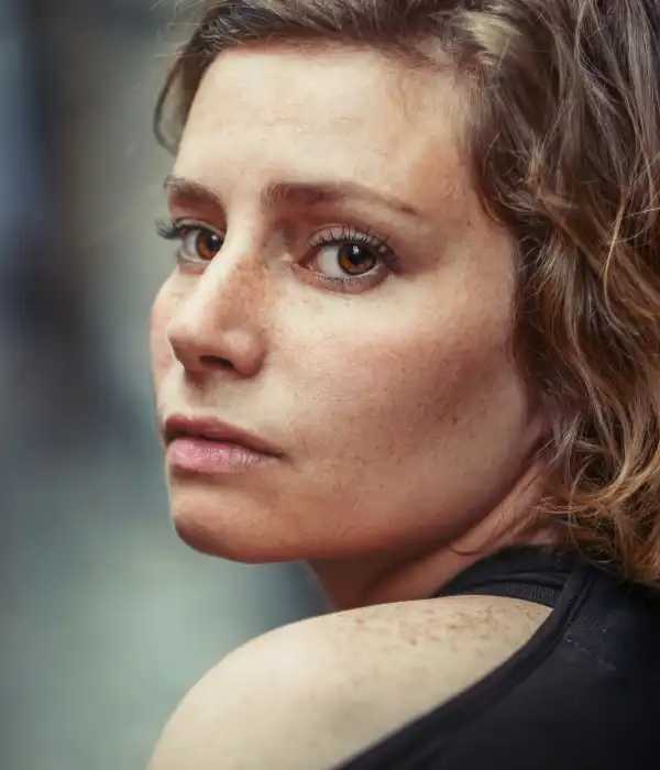 Femme au regard déterminé illustrant l'épuisement de l'anxiété et du stress chronique