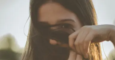 femme qui se cache le visage peur de rougir c'est fini grace à pascaline piette et l'hypnose tcc