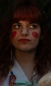 Femme aux joues rouges : "pourquoi je rougis facilement ?" une question centrale de l'éreutophobie