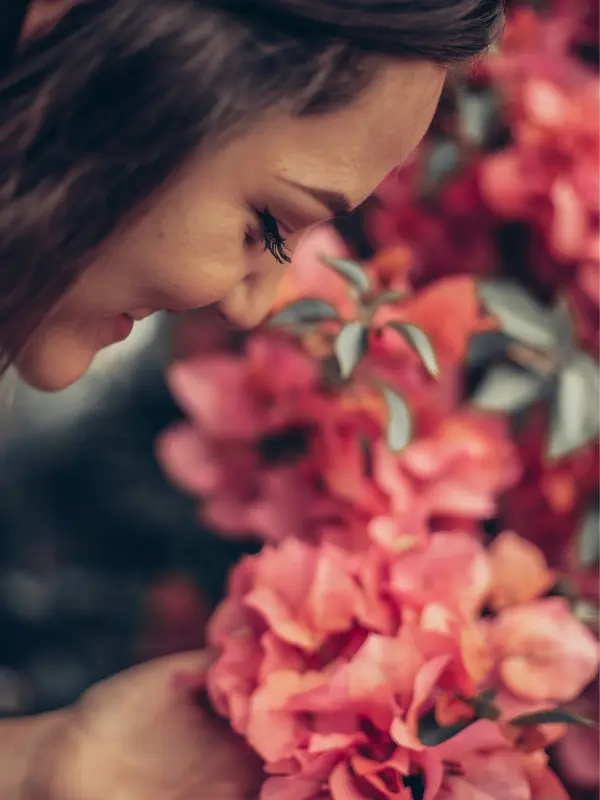Femme aux joues rosées regard intense illustrant le travail sur la peur de rougir en hypnose