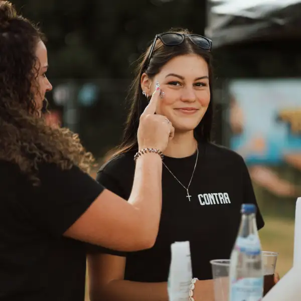 Jeune femme souriante lors d'un événement, à l'aise dans une interaction