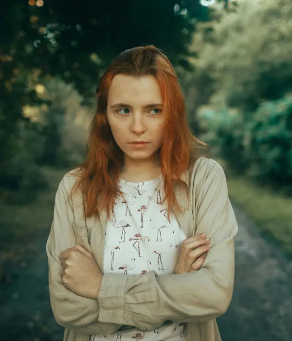 Femme pensive en extérieur, entre doute et volonté de changement