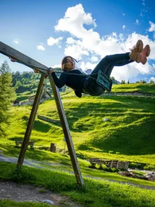 Personne sur une balançoire en plein air, illustration des sensations physiques communes à l'excitation et à l'anxiété