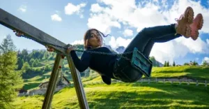 guide-du-calme-femme sur balancoire